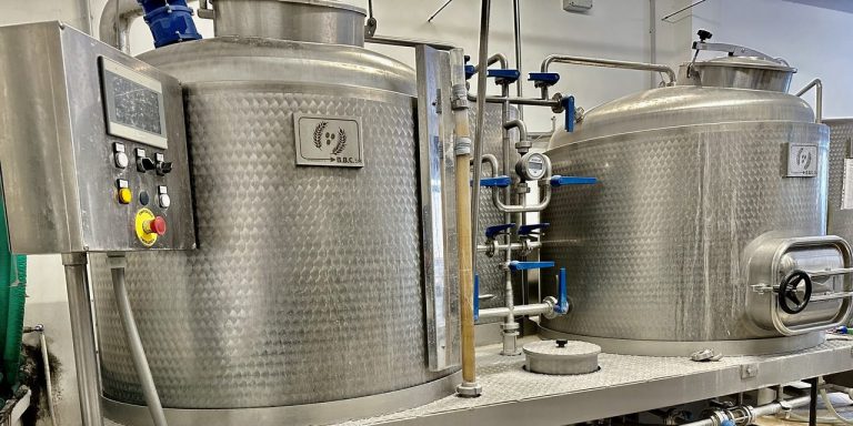 Il birrificio Fratelli Birrafondai vende un impianto da 5 hl con 3 fermentatori